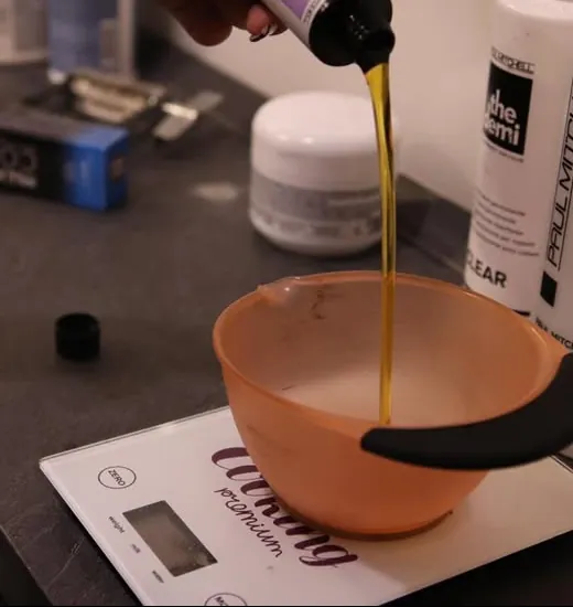 Colore Paul Mitchell versato in una ciotola sulla bilancia della color bar