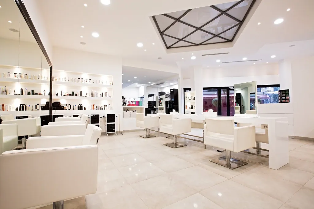 La sala del salone con poltrone bianche, specchi e lucernario a rombi
